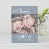 Eenvoudig modern script fotocollage blauw geboorte aankondiging (Staand voorkant)