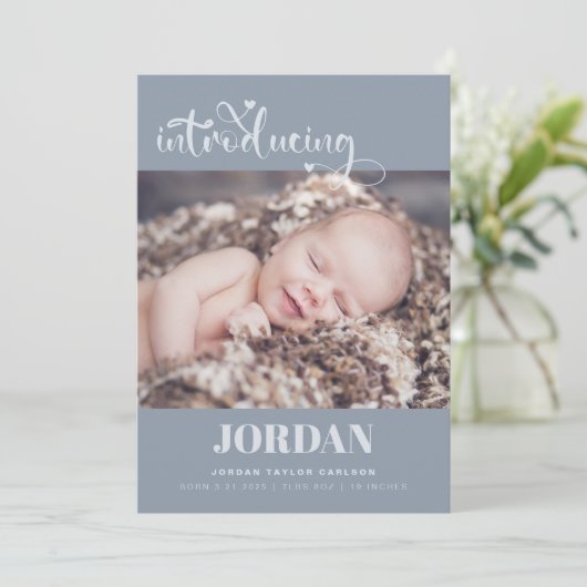 Eenvoudig modern script fotocollage blauw geboorte aankondiging (Staand voorkant)