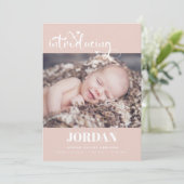 Eenvoudig modern script fotocollage roze geboorte aankondiging (Staand voorkant)