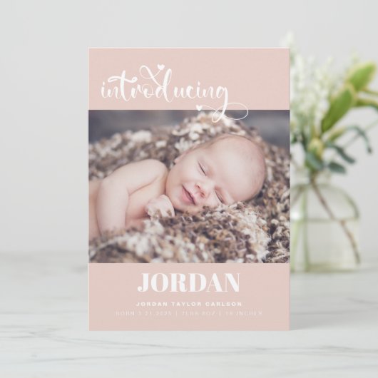 Eenvoudig modern script fotocollage roze geboorte aankondiging (Staand voorkant)