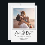 Eenvoudig modern script handgeschreven foto save the date<br><div class="desc">Minimalistische moderne 'Save the Date'-aankondiging met trendy script handgeschreven typografie,  jouw persoonlijke foto in een elegante dunne lijst naast je naam en datum van het huwelijk.</div>