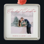 Eenvoudig modern script onze eerste kerstbruiloft metalen ornament<br><div class="desc">Een mooie koepel om je eerste kerstfeest te vieren als een getrouwd stel. Dit ontwerp kenmerkt uw favoriete trouwfoto in een eenvoudig wit lijst met de kop "Onze eerste Kerstmis" in rood modern manuscriptdoopvont. Geef uw namen en jaren rood een persoonlijk tintje. Het maakt een geweldig cadeau.</div>