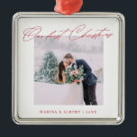 Eenvoudig modern script onze eerste kerstbruiloft metalen ornament<br><div class="desc">Een mooie koepel om je eerste kerstfeest te vieren als een getrouwd stel. Dit ontwerp kenmerkt uw favoriete trouwfoto in een eenvoudig wit lijst met de kop "Onze eerste Kerstmis" in rood modern manuscriptdoopvont. Geef uw namen en jaren rood een persoonlijk tintje. Het maakt een geweldig cadeau.</div>