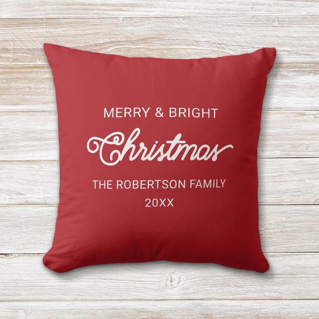 Eenvoudig Modern Script Red Merry Christmas Wishes Kussen (Red and white, modern script "Merry and Bright" Christmas pillow with custom family name and year.)