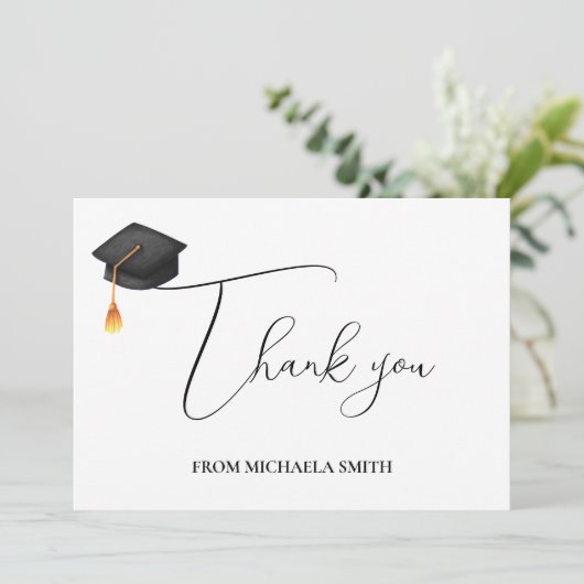 Eenvoudig Modern Script Zwart Graduation Cap Bedankkaart (Staand voorkant)