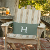 Eenvoudig modern stoffig groen monogram buitenkussen (Stoel)