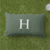 Eenvoudig modern stoffig groen monogram buitenkussen (Gras)