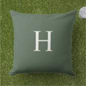 Eenvoudig modern stoffig groen monogram buitenkussen (Gras)