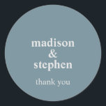 Eenvoudig modern Stusty Blue Typografische Weddens Ronde Sticker<br><div class="desc">Eenvoudige sjabloon van de moderne Dusty Blue Wedding-suite,  klaar voor u om u te personaliseren.</div>