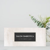 Eenvoudig modern wit en zwart cadeaubon (Staand voorkant)