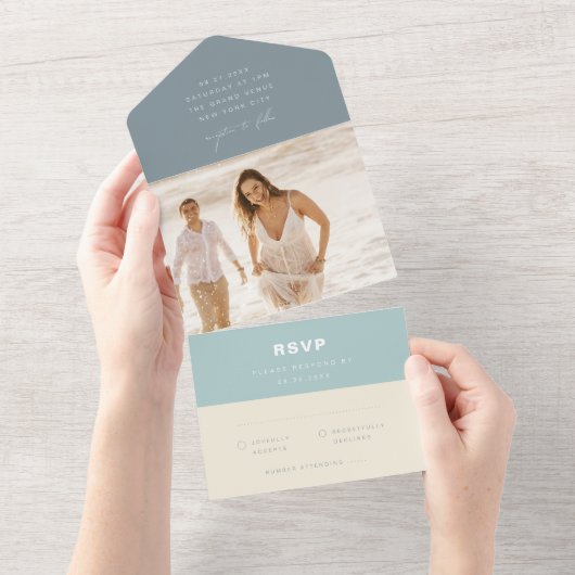 Eenvoudig modern Zee Glass Dusty Blue Beach Weddin All In One Uitnodiging (Afscheurbaar)