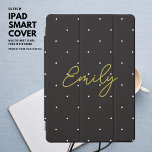Eenvoudig Modern Zwart Wit Polka Dot Goud Script iPad Pro Cover<br><div class="desc">Bescherm uw iPad in stijl met deze eenvoudige en moderne cover. Het beschikt over een kleine witte polka stip op een zwarte achtergrond en trendy gouden Toon handschrift lettertype met jouw naam. Werk de eenvoudig te gebruiken sjabloon bij met uw naamkeuze. Creëer uw eigen unieke,  perfecte cadeau!</div>