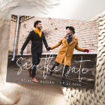 Eenvoudig Moderne Berichten van de Foto van het Ma Briefkaart<br><div class="desc">De voorzijde van dit eenvoudige, moderne sparen het de aankondiging van de Datum briefkaart kenmerkt een witte bekleding van de manuscripttekst op een volledige horizontale foto van het paar, met de namen en de data hieronder in witte reeksen serif doopvont. Pas de rug met namen, trouwdatum, website URL en andere...</div>