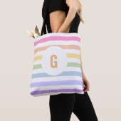 Eenvoudig monogram in witte cirkel pastel regenboo tote bag (Dichtbij)