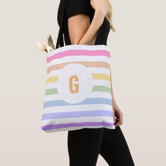 Eenvoudig monogram in witte cirkel pastel regenboo tote bag (Dichtbij)