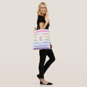 Eenvoudig monogram in witte cirkel pastel regenboo tote bag (Op model)