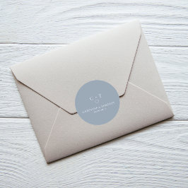 Eenvoudig Monogram Initiaal Stoffig Blauw Bruiloft Ronde Sticker
