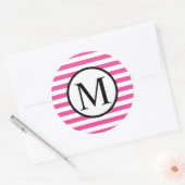Eenvoudig monogram met roze horizontale strepen ronde sticker (Envelop)