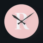 Eenvoudig Monogram Modern Blush Roze Ronde Klok<br><div class="desc">Dit is een eenvoudig, modern, gepersonaliseerd monogram ontwerp. Dit stijlvolle ontwerp is trending blush roze met stijlvolle typografie. Het is perfect voor een gepersonaliseerd cadeau of ideaal als een nieuw woondecoraccessoire voor jezelf. Voeg eenvoudig uw initiaal letter door het te typen in het personaliseren van dit tekstvak. Bekijk de ontwerpbewerkingstool...</div>