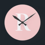 Eenvoudig Monogram Modern Blush Roze Ronde Klok<br><div class="desc">Dit is een eenvoudig, modern, gepersonaliseerd monogram ontwerp. Dit stijlvolle ontwerp is trending blush roze met stijlvolle typografie. Het is perfect voor een gepersonaliseerd cadeau of ideaal als een nieuw woondecoraccessoire voor jezelf. Voeg eenvoudig uw initiaal letter door het te typen in het personaliseren van dit tekstvak. Bekijk de ontwerpbewerkingstool...</div>