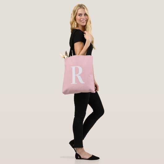Eenvoudig Monogram Modern Roze Tote Bag (Op model)