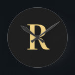 Eenvoudig Monogram Modern Zwart Goud Ronde Klok<br><div class="desc">Dit is een eenvoudig, modern, gepersonaliseerd monogram ontwerp. Dit stijlvolle ontwerp is in trending zwart en goud met stijlvolle typografie. Het is perfect voor een gepersonaliseerd geschenk of ideaal als een stijlvol nieuw interieur accessoire voor jezelf. Voeg eenvoudig uw initiaal letter toe door het te typen in het personaliseer dit...</div>