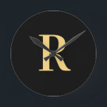 Eenvoudig Monogram Modern Zwart Goud Ronde Klok<br><div class="desc">Dit is een eenvoudig, modern, gepersonaliseerd monogram ontwerp. Dit stijlvolle ontwerp is in trending zwart en goud met stijlvolle typografie. Het is perfect voor een gepersonaliseerd geschenk of ideaal als een stijlvol nieuw interieur accessoire voor jezelf. Voeg eenvoudig uw initiaal letter toe door het te typen in het personaliseer dit...</div>