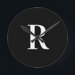 Eenvoudig monogram zwart-wit ronde klok<br><div class="desc">Dit is een eenvoudig, modern, gepersonaliseerd monogram ontwerp. Dit stijlvolle ontwerp is in klassiek zwart-wit met stijlvolle typografie. Het is perfect voor een gepersonaliseerd cadeau of ideaal als een nieuwe toevoeging aan uw interieur. Voeg eenvoudig uw initiaal letter toe door het te typen in het personaliseer dit tekstvak. Bekijk het...</div>