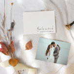 Eenvoudig naamscript Foto Weddenschap Bedankt Notitiekaartje<br><div class="desc">Eenvoudige naam van het script foto Wedding Bedankt. Veel witte ruimte zodat kunt u uw eigen speciaal bericht op ontvangstbewijs afhandelen. Met een trendy het schrijven stijl voor Bedankt ZOVEEL en gemakkelijk personaliseer uw namen en vervang het steekproefafbeelding op de rug met uw.</div>