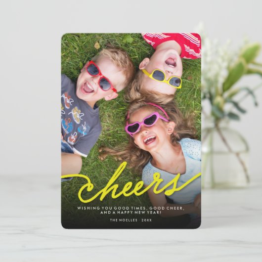 Eenvoudig Neon Yellow Cheers Calligrafie-script Fo Feestdagenkaart (Staand voorkant)