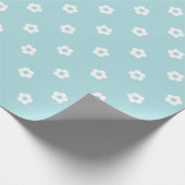 Eenvoudig ontwerp met witte bloemen op een lichtbl cadeaupapier (Hoek)