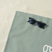 Eenvoudig ontwerp van de minimalistische naam in S Strandlaken (In situ)