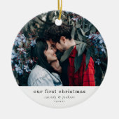 Eenvoudig Onze Eerste Kerstmis Betrokken Paar Foto Keramisch Ornament (Voorkant)