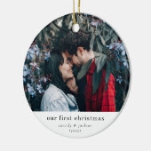 Eenvoudig Onze Eerste Kerstmis Betrokken Paar Foto Keramisch Ornament (Links)