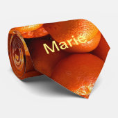 Eenvoudig oranje fruit voegt een naam toe die de m stropdas (Opgerold)