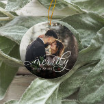 Eenvoudig ouder | Weddenfoto Keramisch Ornament<br><div class="desc">Het Elegant ornament van de vakantiefoto voor newlyweds kenmerkt een favoriete trouwfoto aan elke kant,  met "Merrily Ever After"bekleed in wit kalligrafiekmanuscript. Pas je naam aan met je trouwdatum op de achterkant.</div>