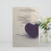 Eenvoudig Paars gesteente hart op natte zandbak Briefpapier (Staand voorkant)