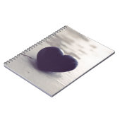 Eenvoudig Paars gesteente hart op natte zandbak Notitieboek (Linkerzijde)