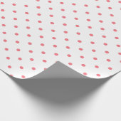 Eenvoudig patroon van roze pokstippen op wit cadeaupapier (Hoek)