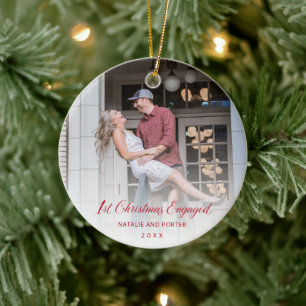 Eenvoudig rood script Modern First Christmas Engag Keramisch Ornament
