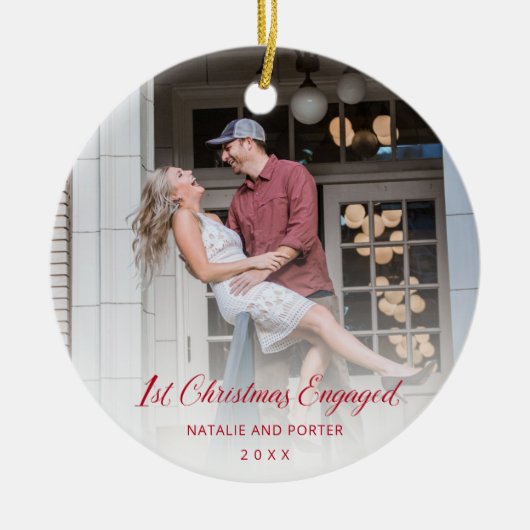 Eenvoudig rood script Modern First Christmas Engag Keramisch Ornament (Voorkant)