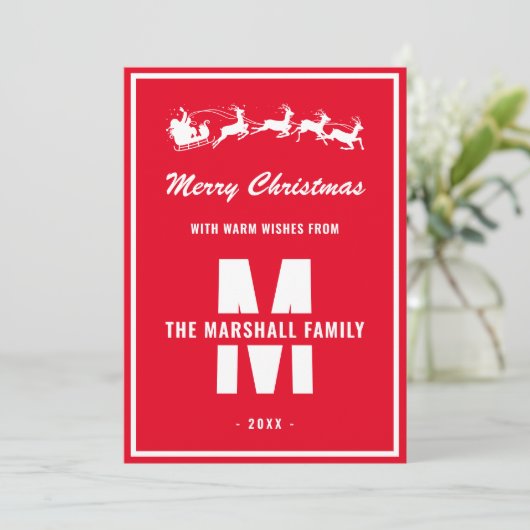 Eenvoudig rood wit monogram Familienaam Kerstmis Feestdagenkaart (Staand voorkant)