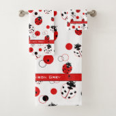 Eenvoudig rood, zwart en wit ladybug-patroon bad handdoek (Insitu)