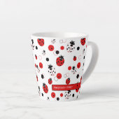 Eenvoudig rood, zwart en wit ladybug-patroon latte mok (Rechterhoek)