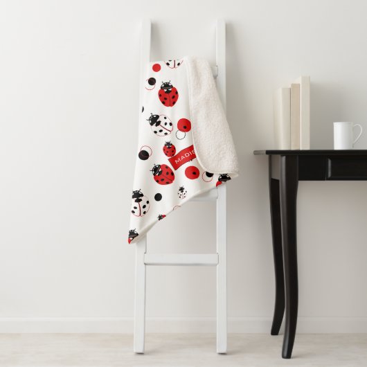 Eenvoudig rood, zwart en wit ladybug-patroon sherpa deken (In situ)