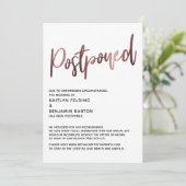 Eenvoudig Roos Gold Handwrite Postponed Weddencar Kaart (Staand voorkant)