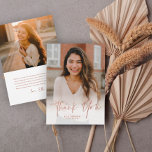 Eenvoudig Roos Gold Script 2 Photo-Afstuderen Bedankkaart<br><div class="desc">Een eenvoudig Roos Gold Script 2 Foto Afstuderen Hartelijk dank met handgeschreven lettertype met volledige aftapportretfoto aan de voorzijde met naam en afstuderen details. De achterkant heeft een tweede foto en bedankt je bericht van het afstudeerder. Klik uitgeven knoop om dit ontwerp aan te passen.</div>