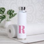 Eenvoudig roze moderne monogram waterfles<br><div class="desc">Eenvoudige Moderne Initiaal Monogram Waterfles. Creëer uw eigen gepersonaliseerde flesje met aangepaste initiaal naam.</div>