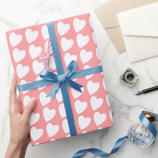 Eenvoudig roze witte hartritmepatronen cadeaupapier (Geschenken)