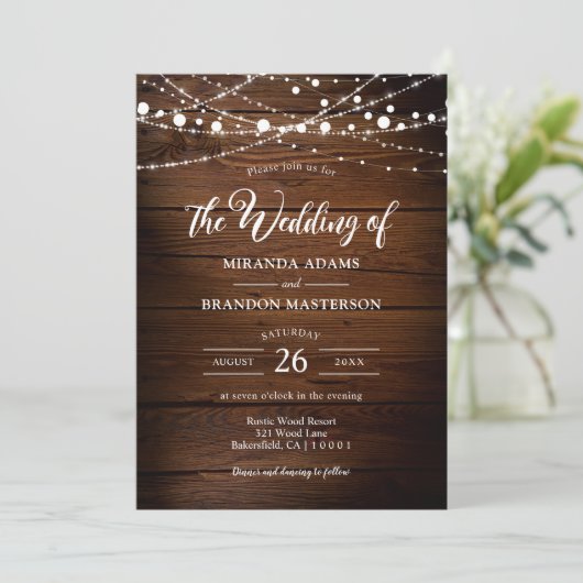 Eenvoudig Rustic Wood en String Lights Wedding Kaart (Staand voorkant)
